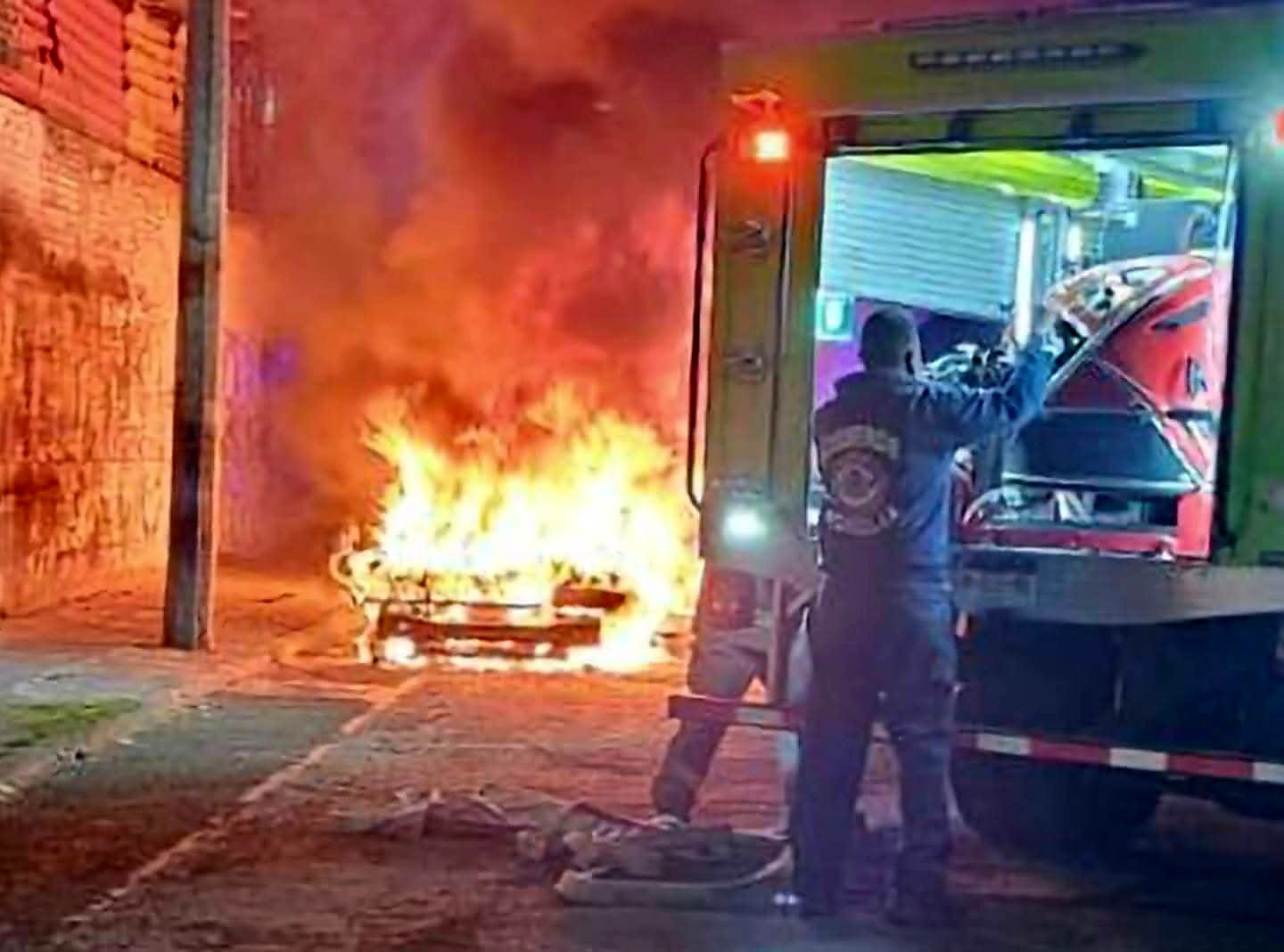 Arde en llamas auto abandonado en Prados Verdes de Morelia