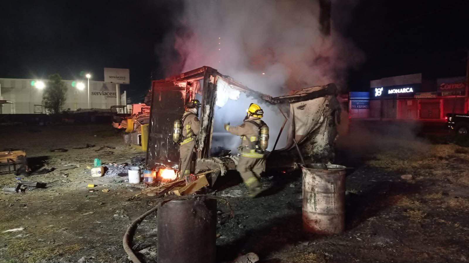 Bomberos Morelia sofocan incendio de dos cajas secas usadas como refugio por un vigilante 
