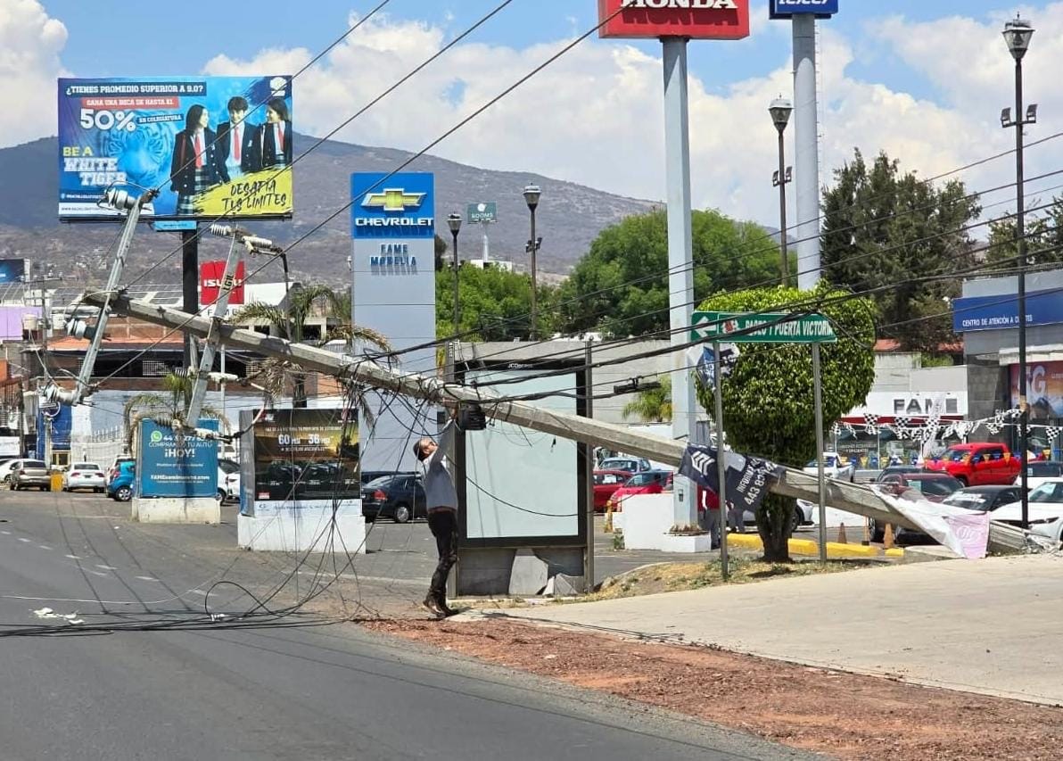 Camión chatarrero se atora en cableado y derriba postes de la CFE, en el Libramiento Poniente de Morelia