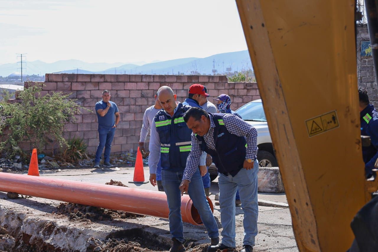Adolfo Torres recorre obra sanitaria en colonia Lago I