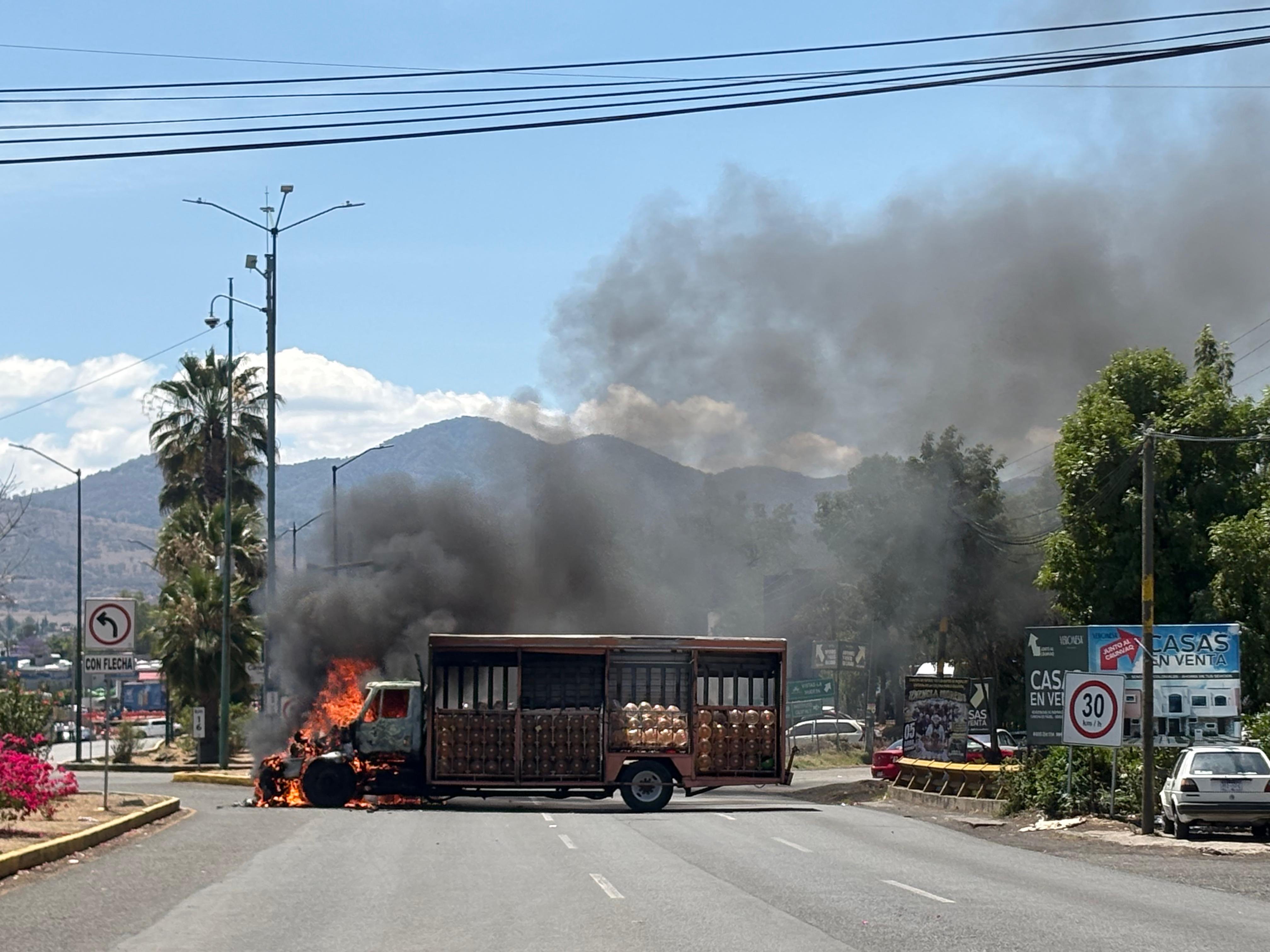 Manifestantes de Arantepacua queman camión repartidor frente a la FGE 