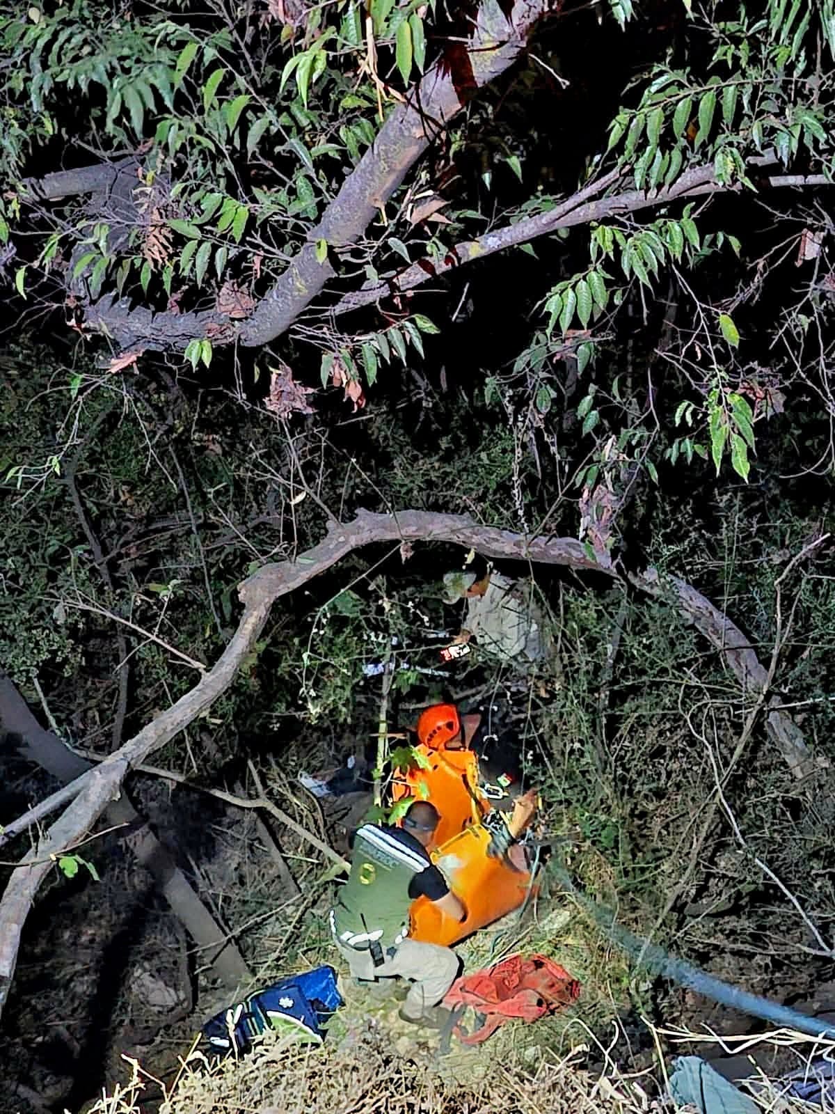 Paramédicos rescatan a motociclista que se fue a un barranco, en Tacámbaro