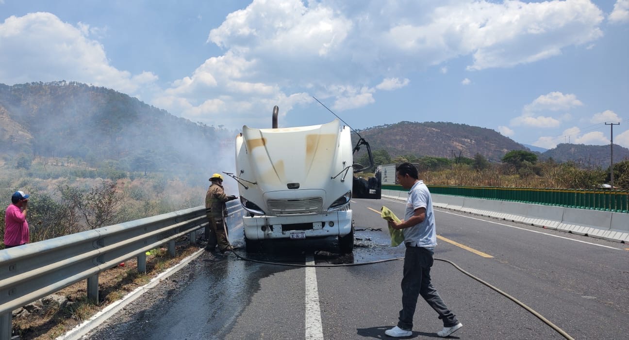 Arde tráiler sobre la autopista Siglo XXI; no se reportan víctimas 