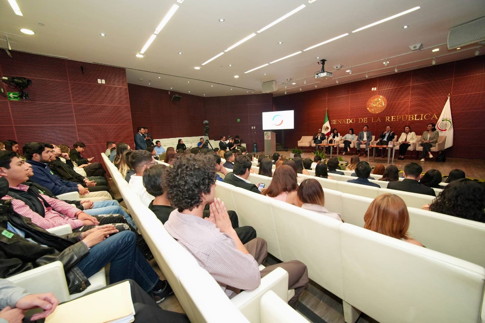 Refrenda Alfonso Martínez su compromiso con la juventud